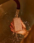 Body Wash Bar onder stromend water